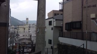 細い路地にあります