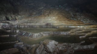 百枚のお皿が並ぶような・・・