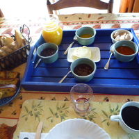 朝食には手作りジャムをたっぷりつけて・・