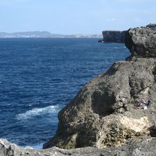 青い海と黒い岩の荒々しさが印象的