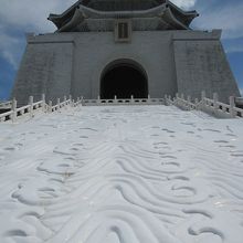 近くで見るとかなり大きいです