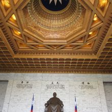 天井の装飾も見事