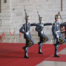 衛兵さんもエレベーターで上がってくるのでしょうか？