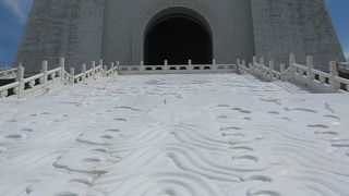 衛兵の交代式が見られます。