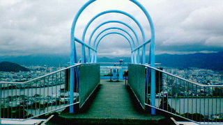 展望台の先に広がる高知市内と太平洋