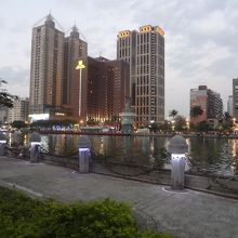 黄色い太陽が愛河湾に消えようとしています。