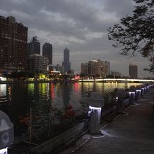 沈陽とともに川面にネオンが映えて来ます。遊覧船が川面のネオン