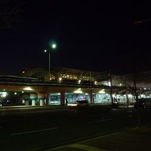 軽鉄えきからみた空港外観。