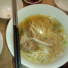 薄味ラーメンってとこでしょうか。豚肉もあっさり…!!