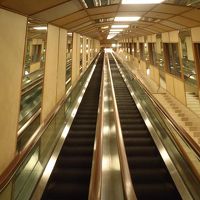 こんなエスカレーターが３つ続きます。