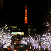 東京タワーのライトアップと青いライトアップのコラボ