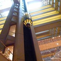 館内は吹き抜けで、エレベーターはシースルーです