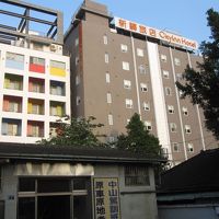 台中駅裏口から。見上げたら、すぐそこに。