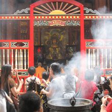 みんな熱心にお祈りしています