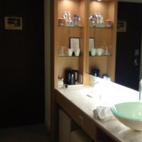 写真一番奥に見えるのが入口ドア。その続きに洗面台（驚！）