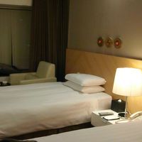 ベッドとベッドの間がけっこうあいていて広々。