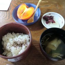 ごはん、お吸い物、香の物