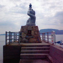 港に建つオニの石像です。