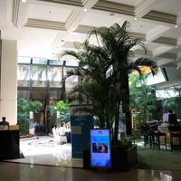 ロビーにある喫茶店　滝が流れている