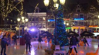 冬のライツェ広場にはスケートリンクが開設