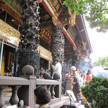 柱の彫刻も見事