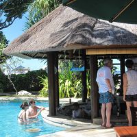 プールに入ったままドリンクが注文できます。