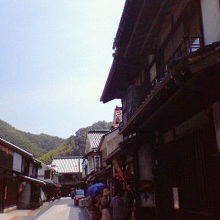 年季の入った古い町並みです。