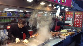 おでん屋台も並ぶ楽しい街歩き