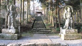 看板の石仏は離れた場所で