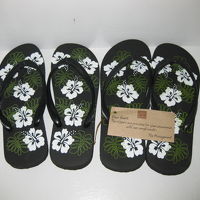 サイズの違うビーチサンダル