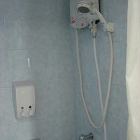 シャワーは可動式だが、水圧低め。
