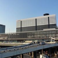 新大阪駅と、レム新大阪が入っている、新大阪阪急ビル。