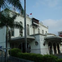 椰子の木が白い駅舎に映えます