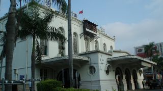 この駅舎も日本統治時代の南国らしい建築