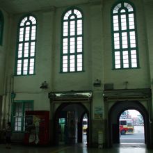 中央入り口の吹き抜け!　レトロ感満載!