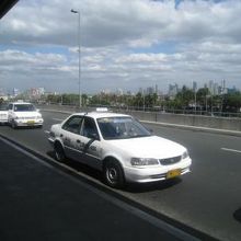 出発ロビーで客待ちする白タクシー