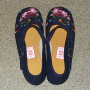 現代風のデザインでかわいいチャイナ刺繍が入った靴が買える。