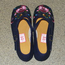 デニム素材のストラップシューズ