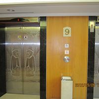 エレベーター入口　　模様が良い。