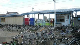 市街地にある小さい駅です