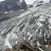 ここで見るフェー氷河は圧巻！