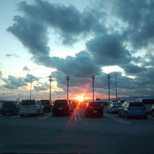 駐車エリアから見る夕日、展望エリアではもっと奇麗です