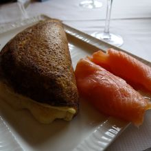スモークサーモン添え