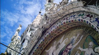 ファサードのモザイクを間近に見る