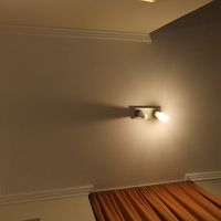 天井の狭さから部屋の狭さを想像してください。