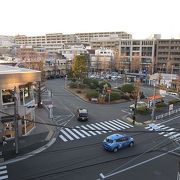 藤が丘駅の駅前広場は商店街が取り囲んでいます。昭和大学藤が丘病院がすぐ近くです。