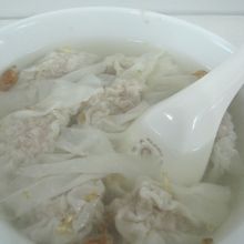 あっさり系のスープには揚げニンニクも入っていて、美味です。