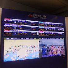 空港内の交通案内板