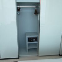 大きい収納とセーフティーボックス