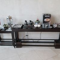 フロント横にはコーヒー、紅茶、水などのサービスがある